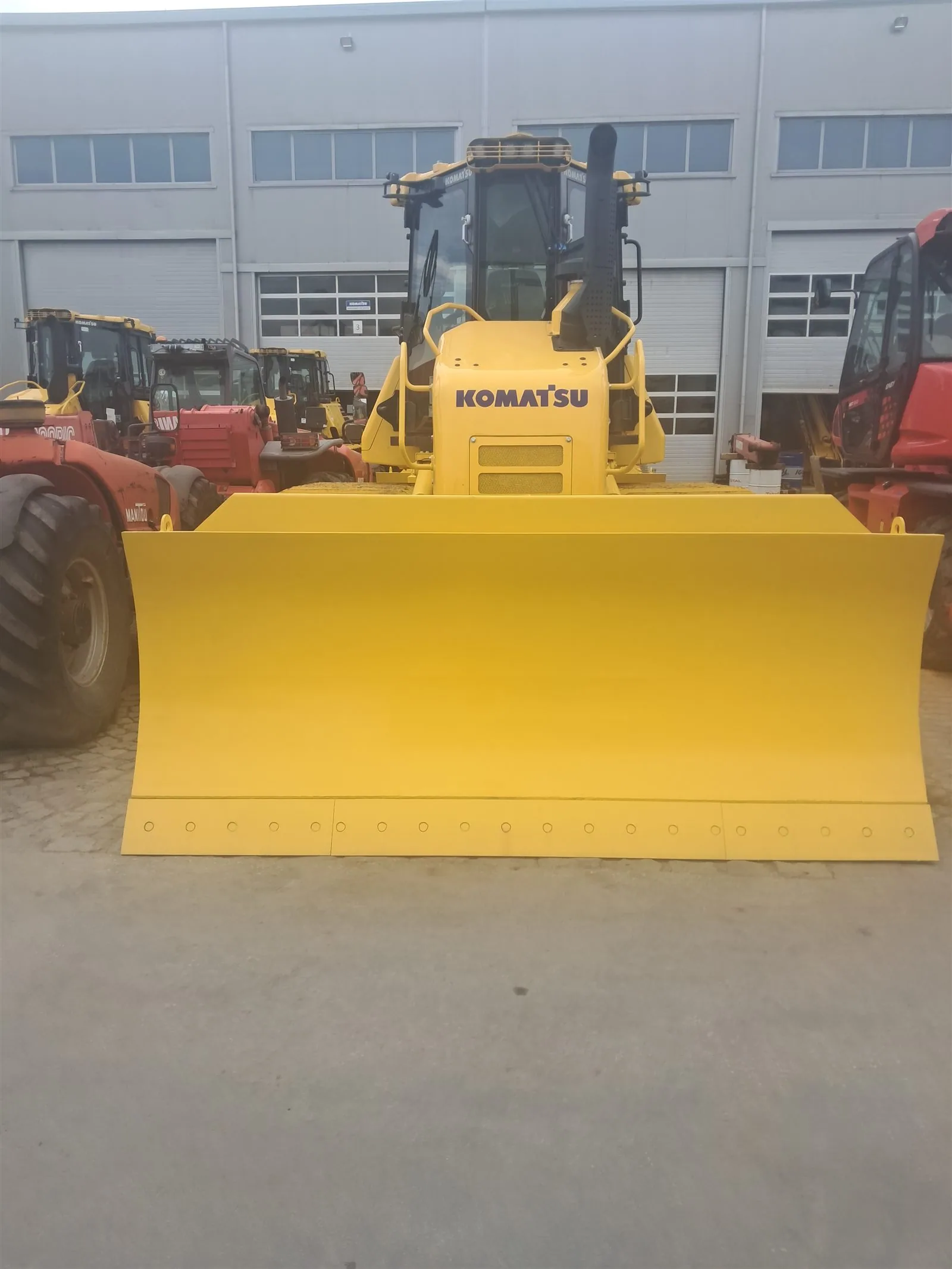 Булдозер Komatsu на работен терен