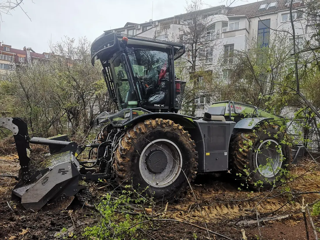 Mulchmaschine beim Freimachen der Trasse für einen neuen Boulevard