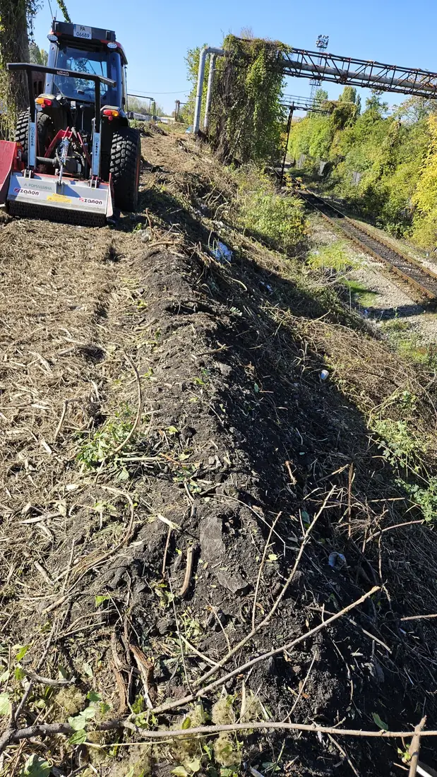 Ein geräumter Abschnitt entlang der Eisenbahnstrecke im Waggondepot Nadezhda