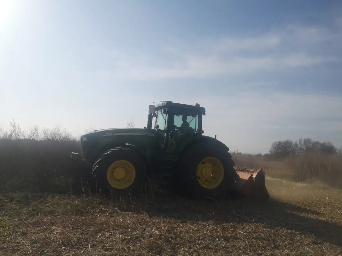 Traktor mit Mulcher bei der Weidepflege rund um Pazardzhik