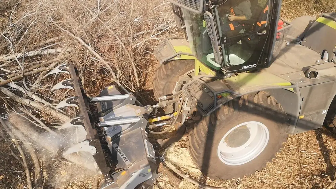 Eine schwere Maschine mit Forstmulcher am Standort Chiren