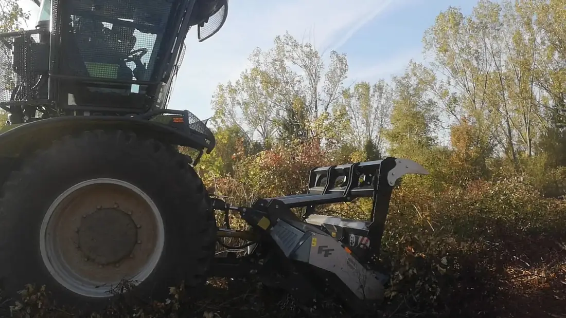 Maschinelle Reinigung der Vegetation entlang der Strecke in Chiren